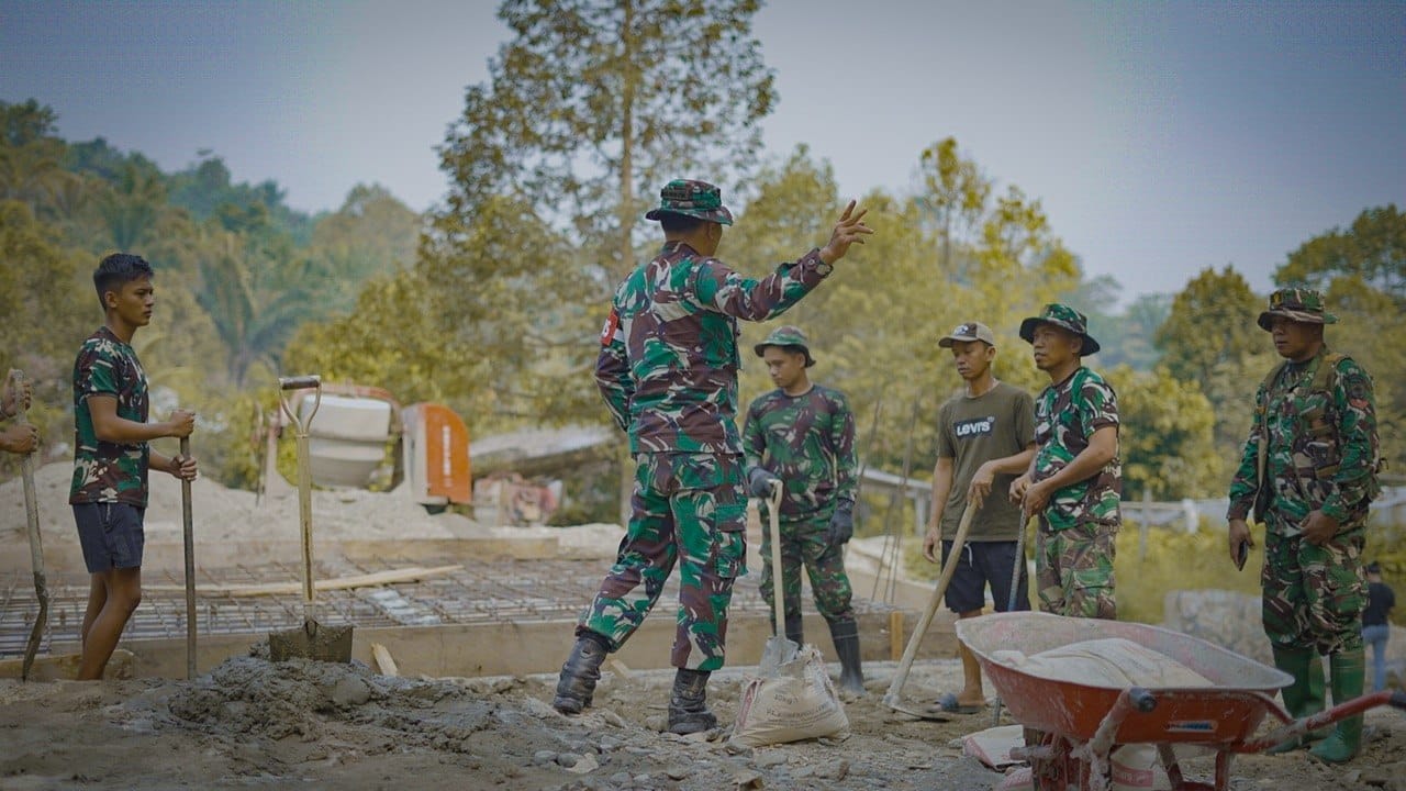Kegiatan Pagi TMMD Palopo: Kombinasi Semangat dan Kerja Sama Antara Prajurit dan Warga