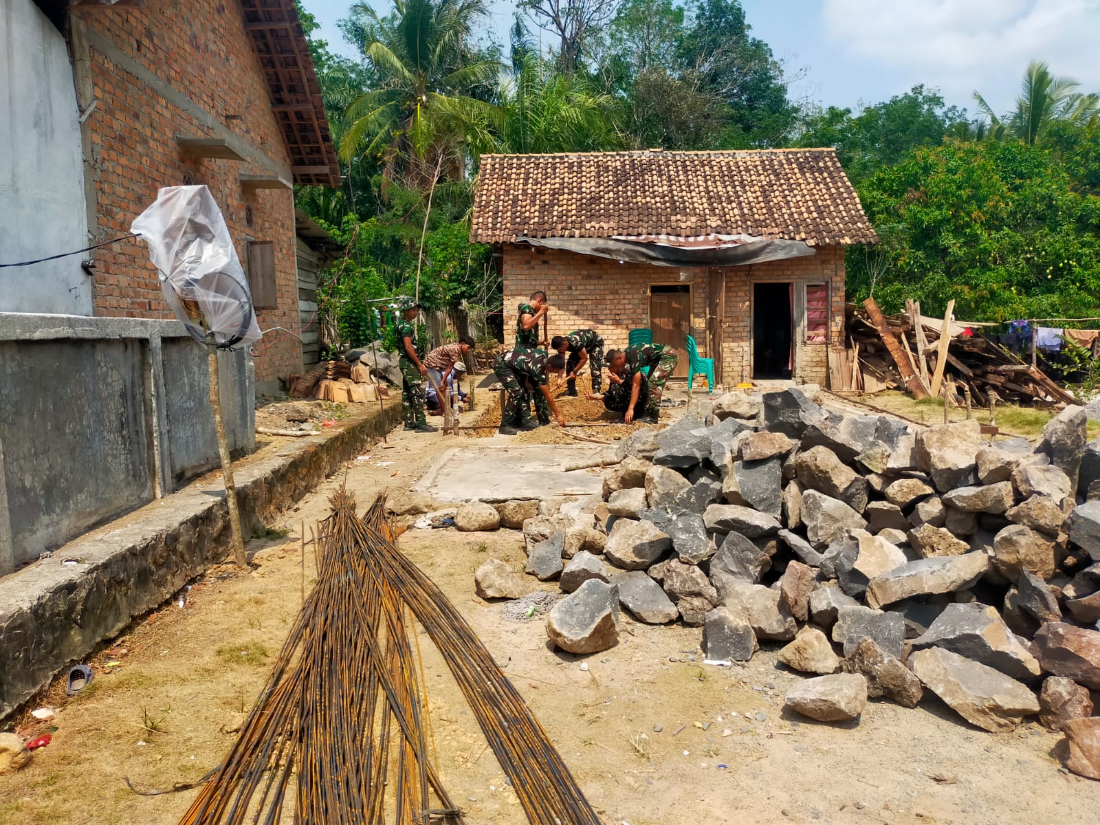 Kemanunggalan TNI dan Masyarakat Melalui Proyek Rumah TMMD di Way Kanan