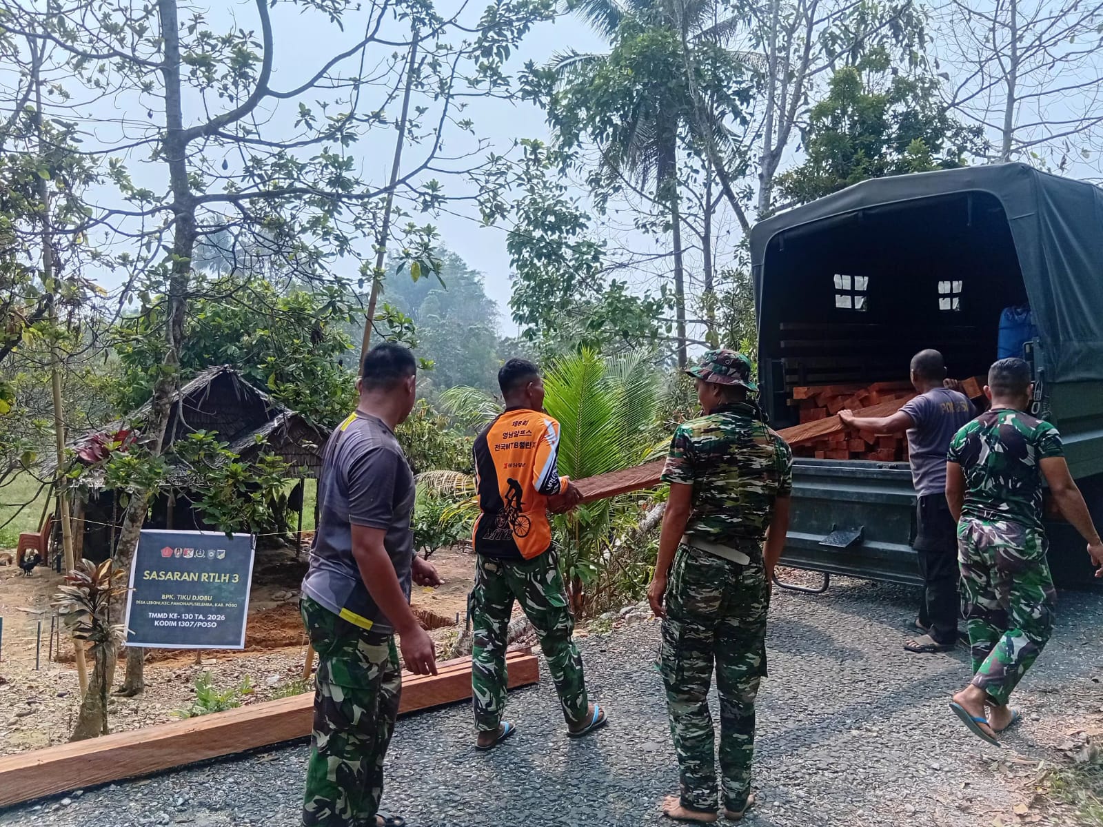 Material Kayu TNI Diterima Warga untuk Renovasi Rumah di Desa Leboni