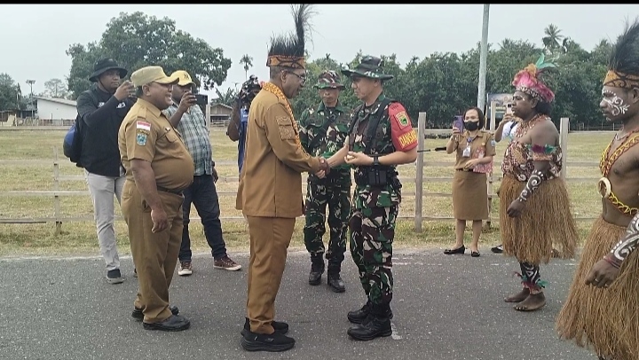 Prosesi Adat Arfak Mempersembahkan Kehormatan di TMMD ke-130 Manokwari Selatan