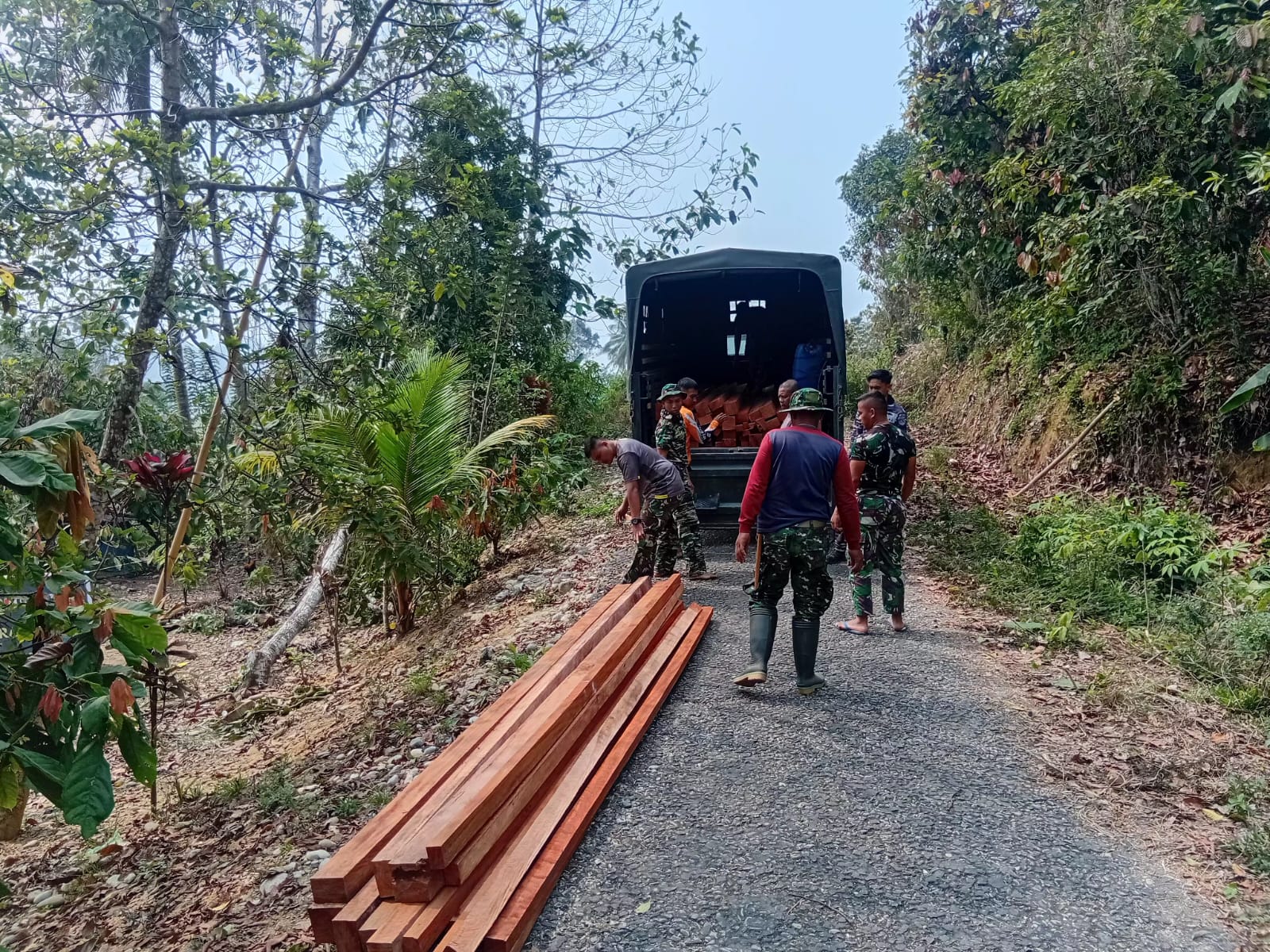 Material Rehabilitasi Rumah Bapak Tuku Djobu Disuplai Berkat Kerja Sama TNI dan Warga