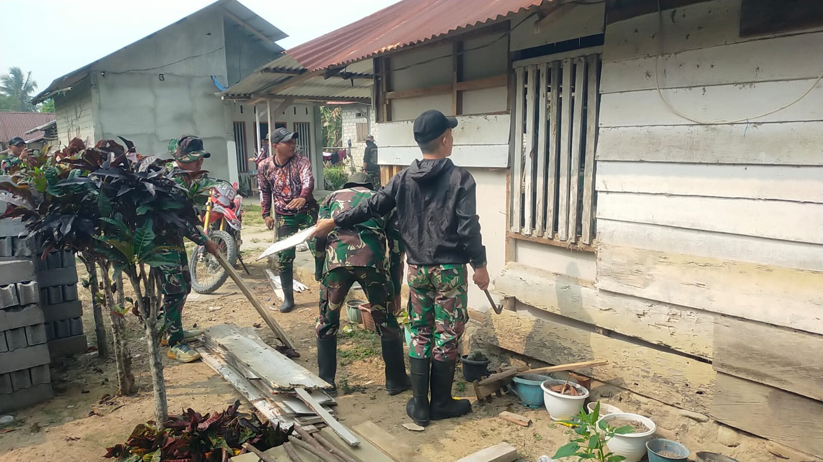 Satgas TMMD Awali Rehabilitasi Rumah Bapak Arianton Lewat Pembongkaran
