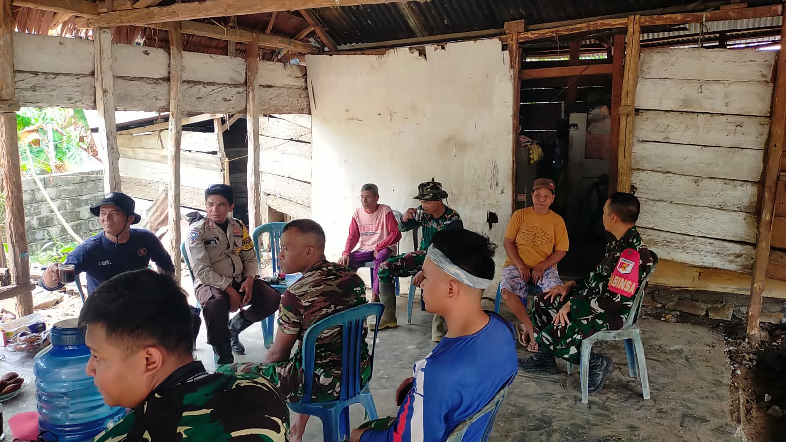 Anggota Satgas TMMD 130 Berinteraksi dengan Warga Saat Waktu Santai