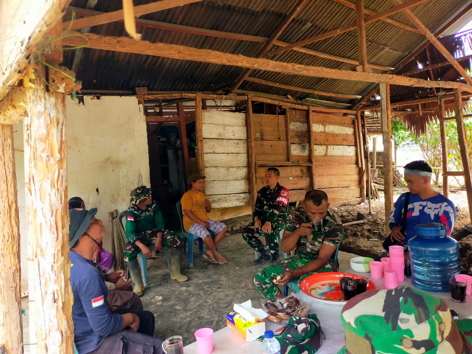 Kegiatan Santai Satgas TMMD ke-130 di Poso Perkuat Hubungan dengan Masyarakat