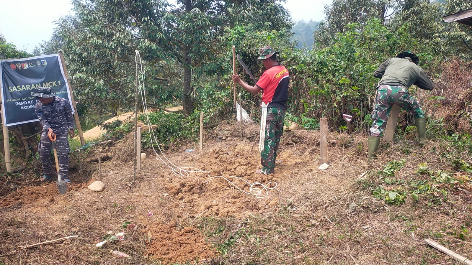 Satgas TMMD ke-130 Poso Gali Pondasi MCK demi Kebersihan Masyarakat Desa Leboni