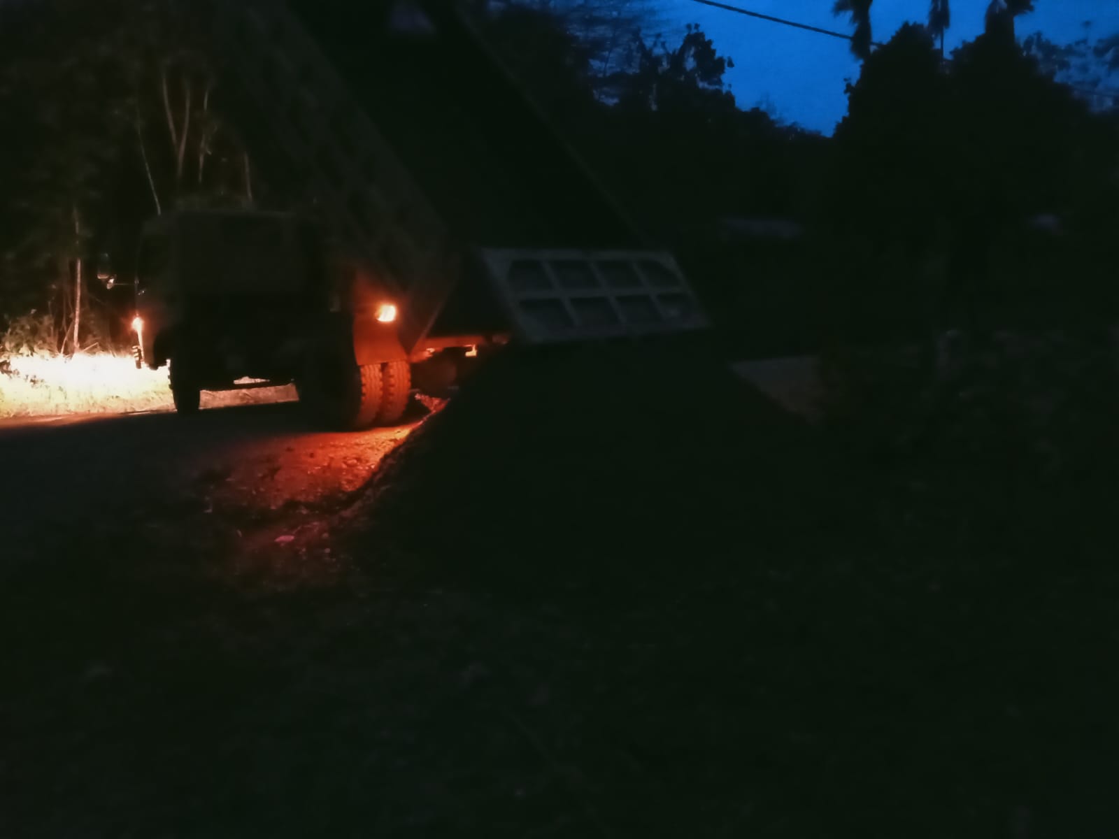 Kekompakan Satgas TMMD Kodim 1808/Mansel Teruskan Pengiriman Material Saat Malam