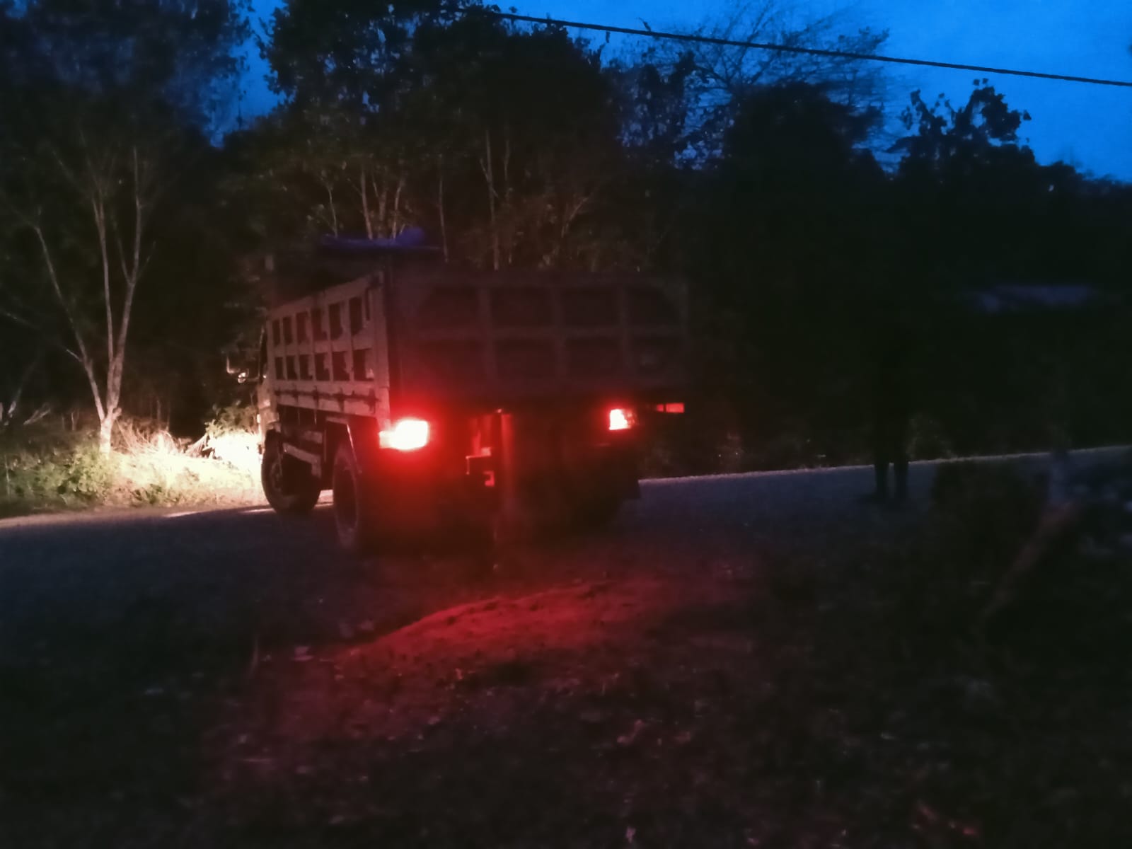 Keterbatasan Malam Tak Halangi Prajurit TMMD untuk Angkut Material Pembangunan