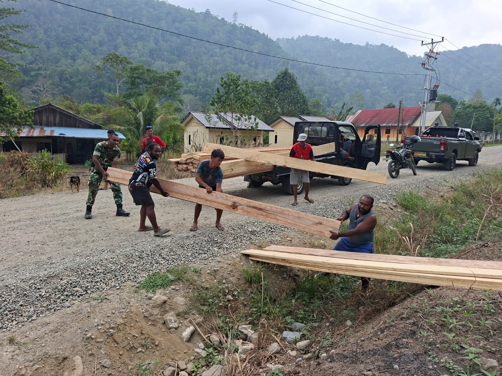 Kampung Yamboi Tunjukkan Kebersamaan Pasca Pembukaan TMMD ke-130 Bersama TNI