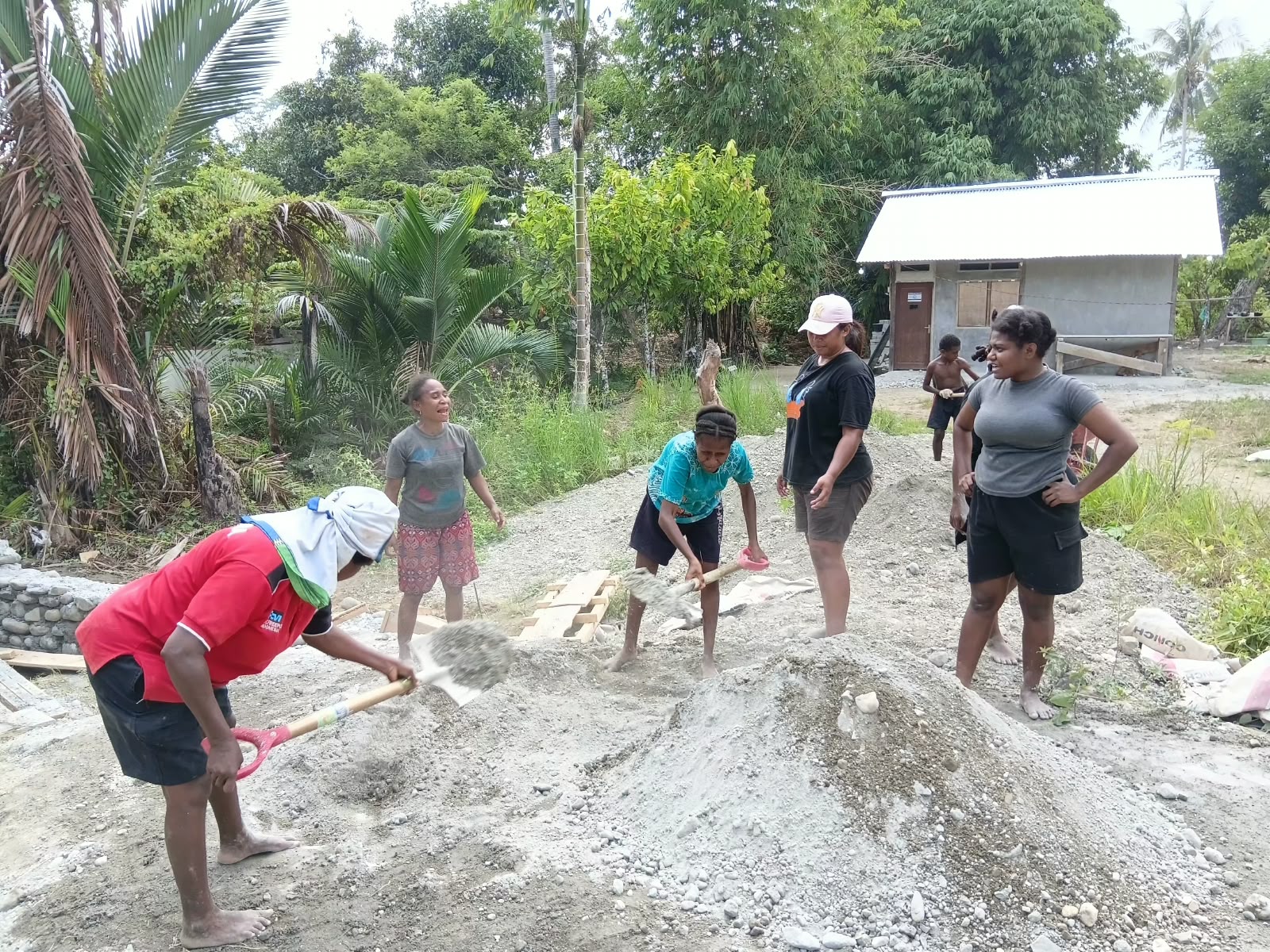 Ibu-ibu Papua Berkontribusi Aktif dalam Pelaksanaan TMMD di Ransiki