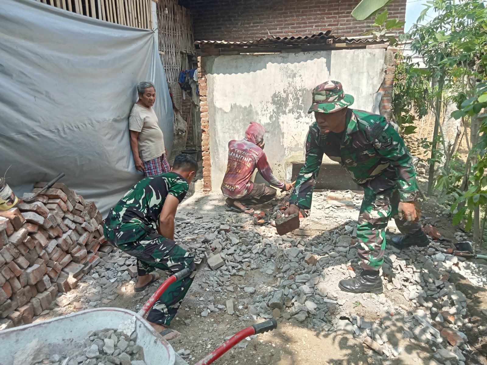 Satgas TMMD ke-130 Fokus pada Pembangunan Rumah Layak untuk Suparlan di Tulungagung