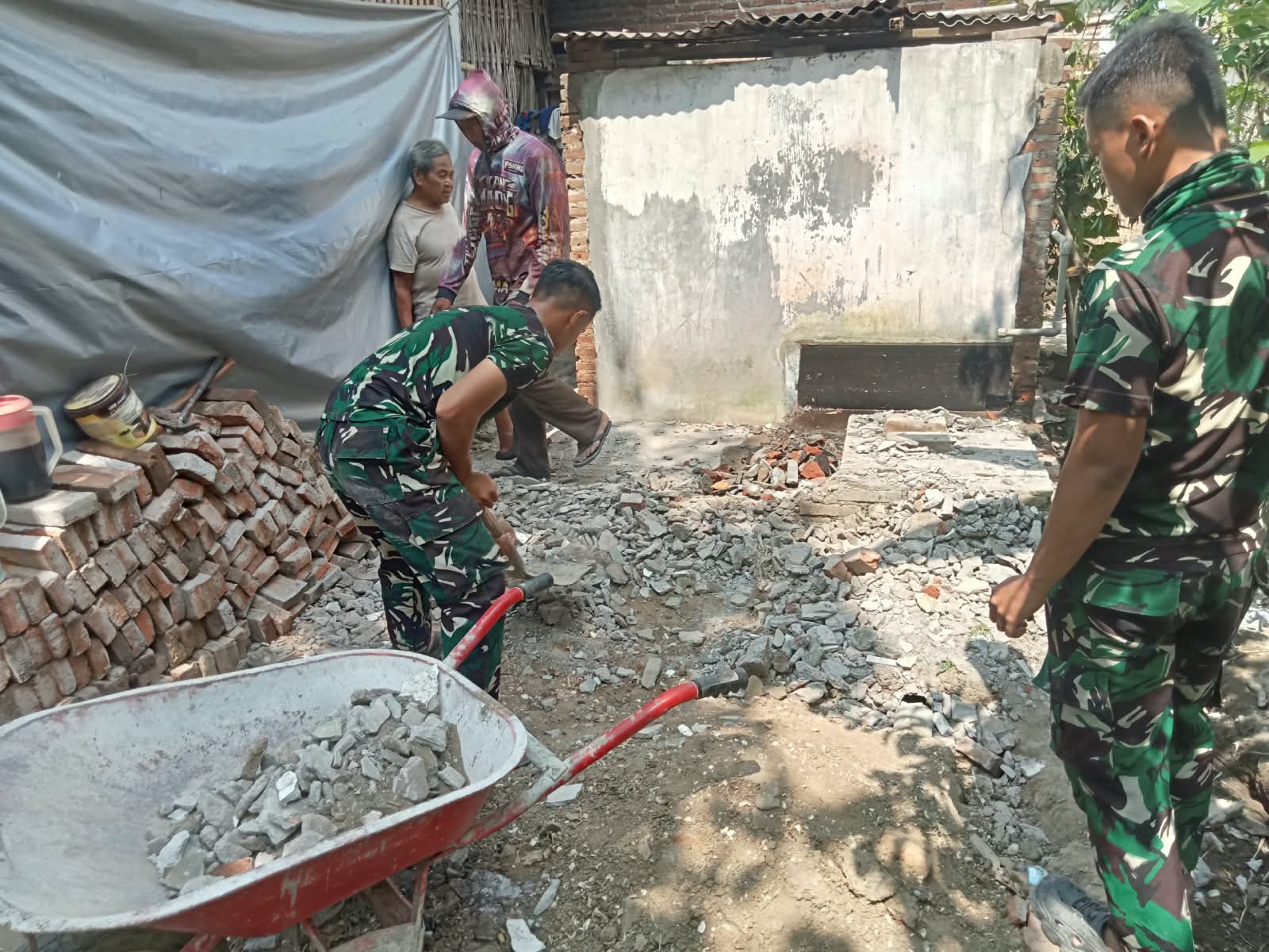 TMMD Tulungagung Prioritaskan Kesehatan dengan Penyediaan Sanitasi untuk RTLH Suparlan
