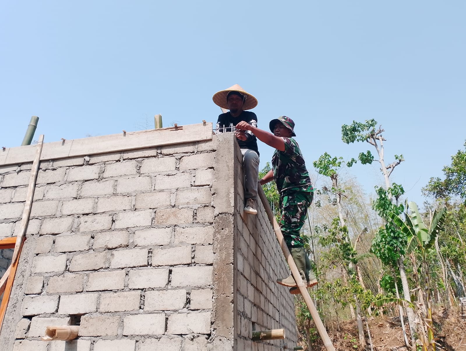 Pembangunan rumah layak dan MCK untuk Mbah Waqilah di Tulungagung terus maju