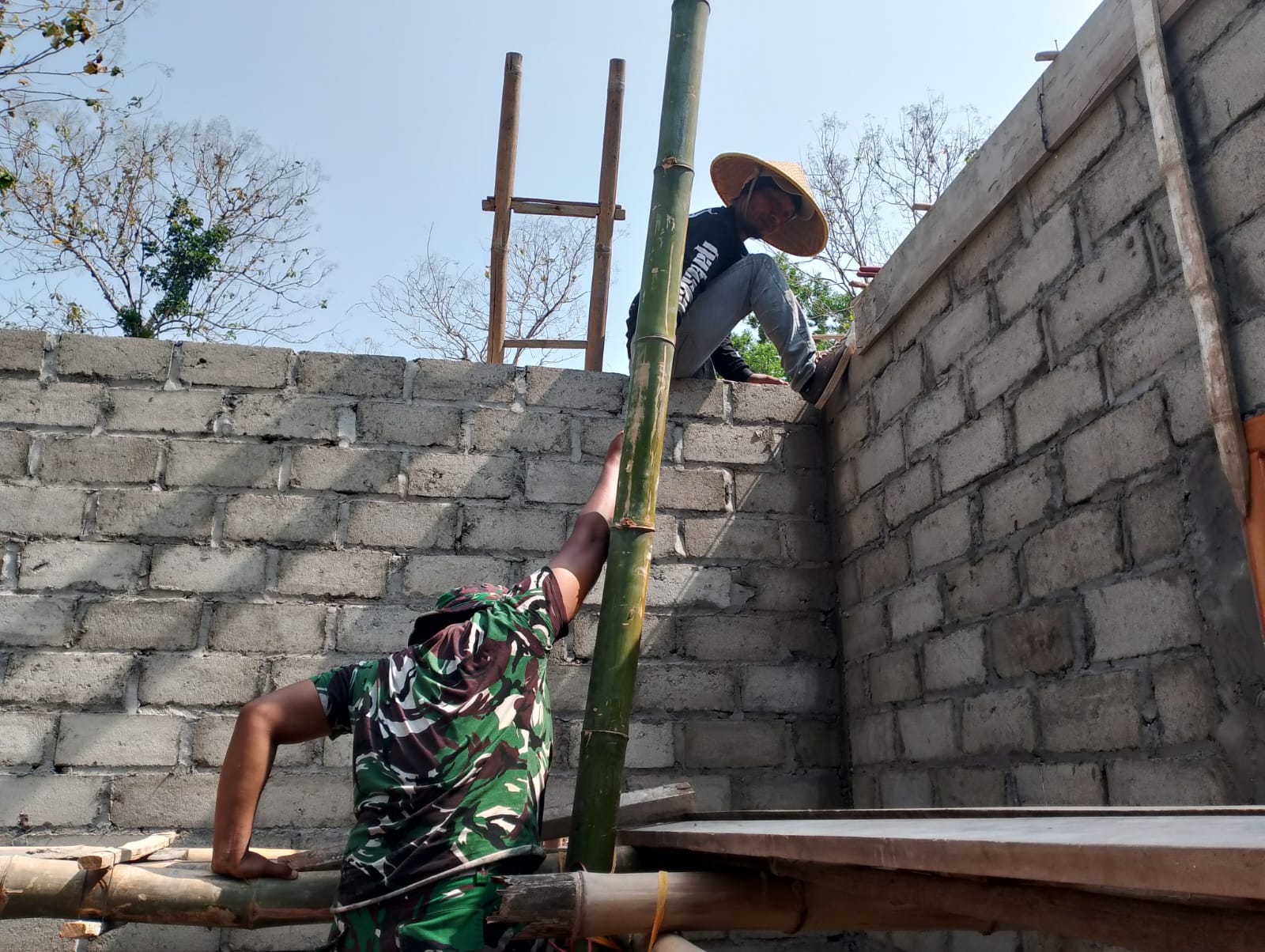 TMMD Tulungagung Mewujudkan MCK untuk Kehidupan Layak Mbah Waqilah