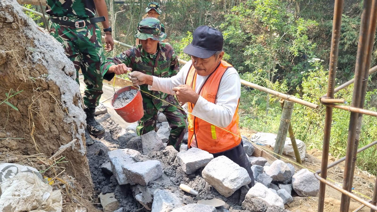 Pak Darto: Inspirasi Pembangunan Dinding Penahan Tanah untuk Desa Taji