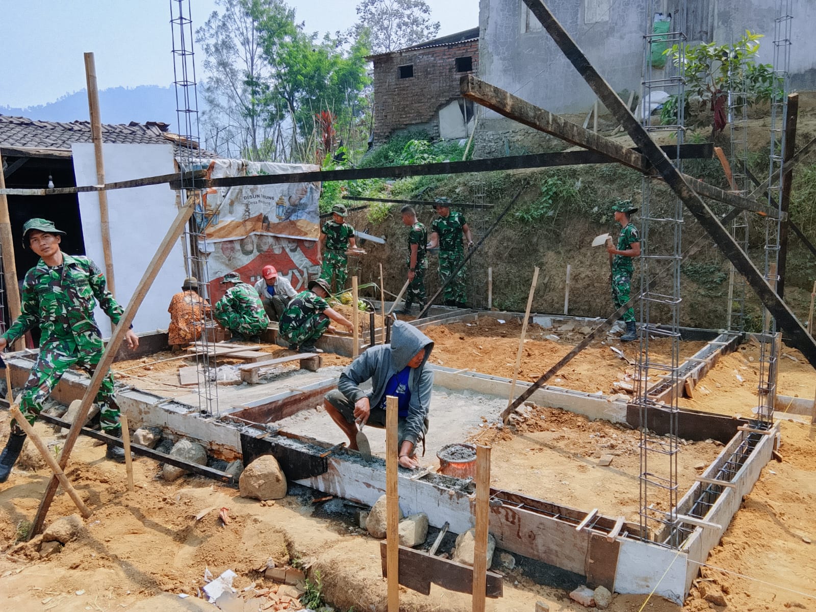 Satgas TMMD Berkomitmen Dukung Pembangunan Rumah Bapak Nanang di Kabupaten Malang