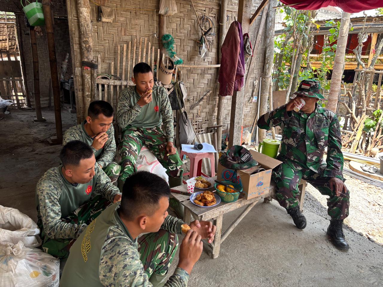 Hidangan Sederhana Warga Ciptakan Momen Hangat Bersama Prajurit TMMD