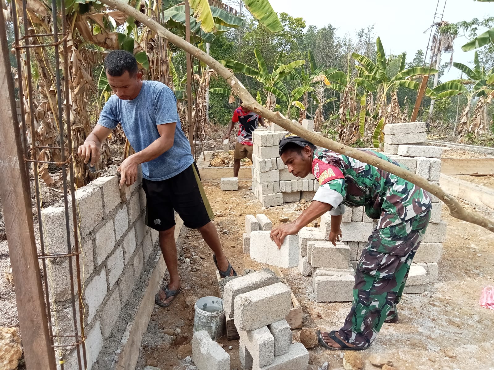 Satgas TMMD ke-130 Tingkatkan Hunian Sehat Melalui Proyek RTLH di Desa Yang