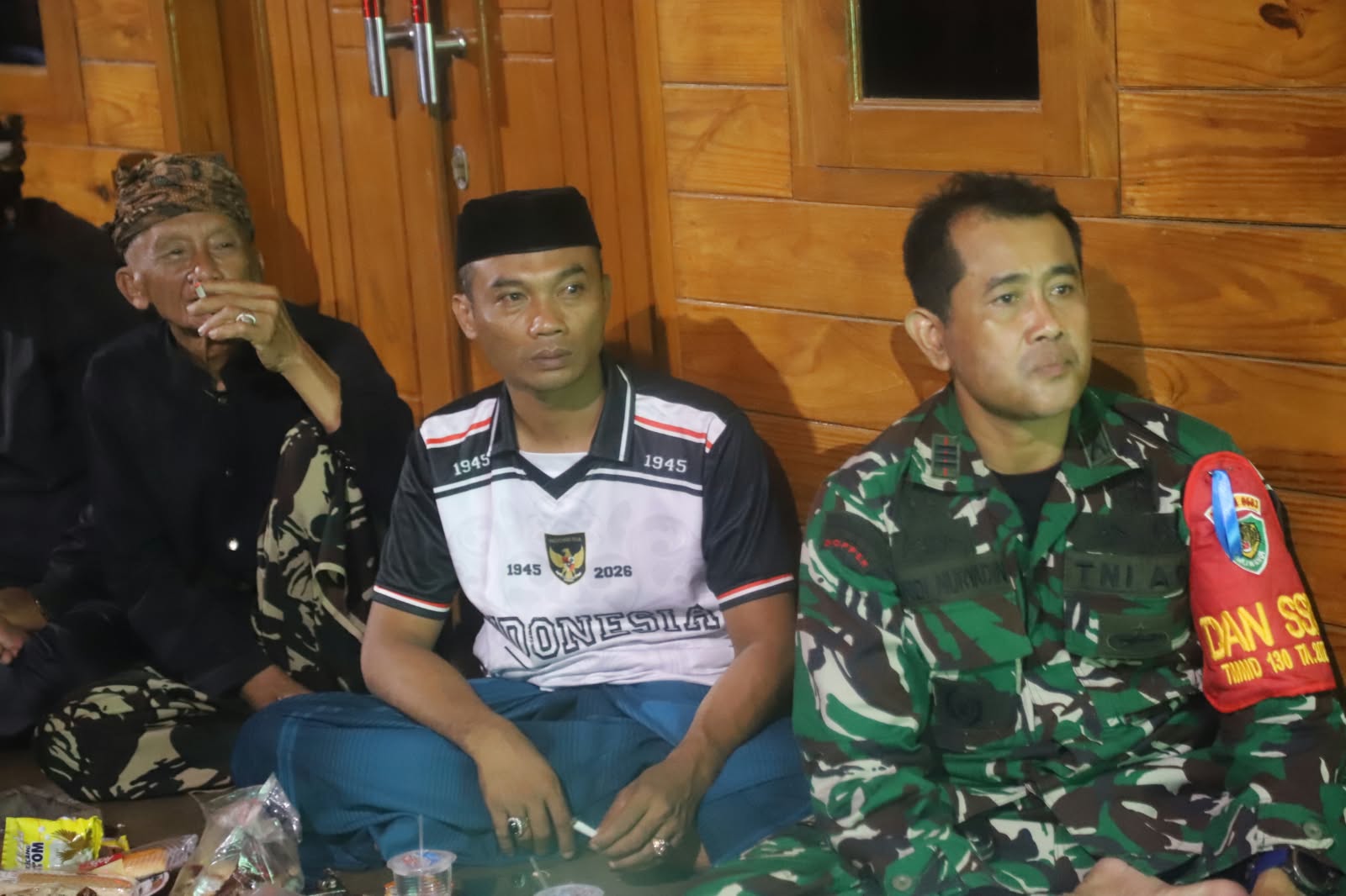Satgas TMMD dan Warga Citorek Barat Rayakan Kebersamaan Melalui Nonton Sepak Bola