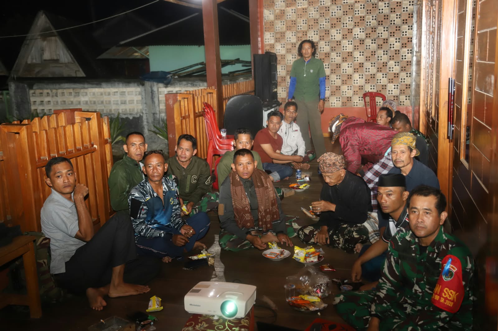 Keakraban Terjalin di Citorek Barat saat TNI Gelar Nonton Bersama