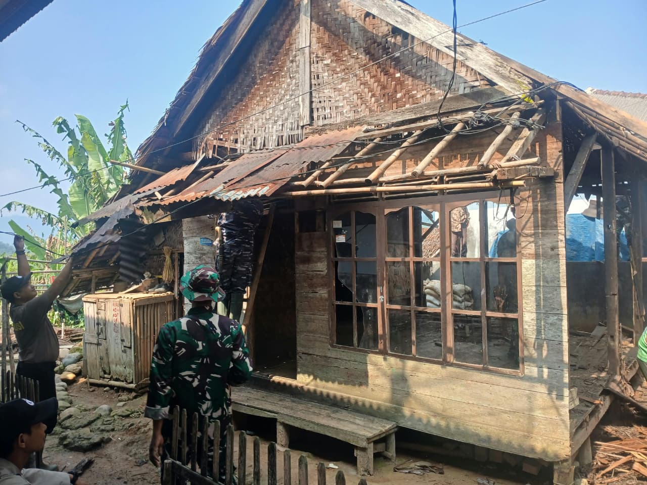 Kolaborasi Satgas TMMD Perbaiki Rumah Kayu Petani di Lebak untuk Kenyamanan Keluarga