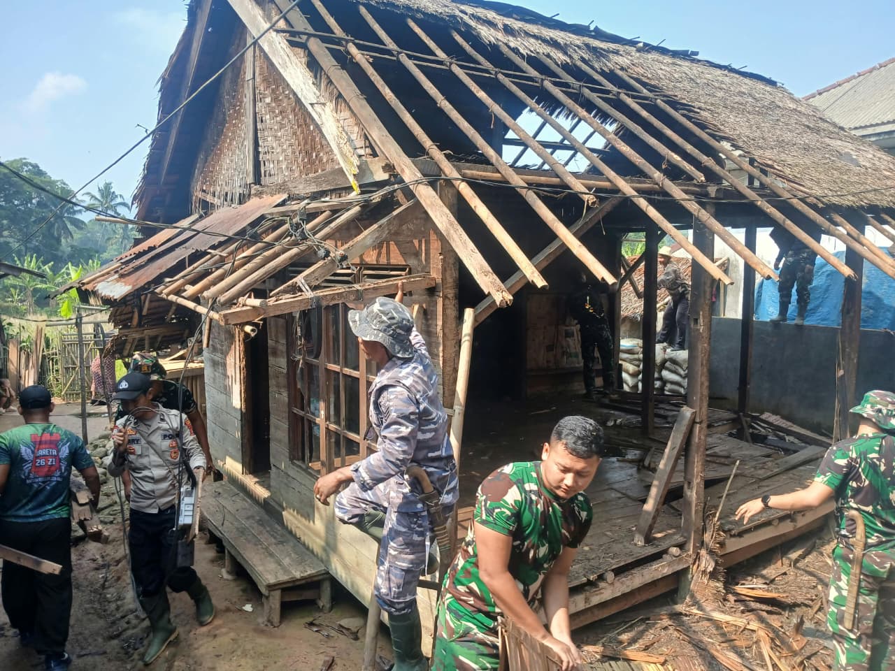 Renovasi Rumah Bapak Apin oleh TMMD ke-130 Ciptakan Lingkungan Aman dan Nyaman