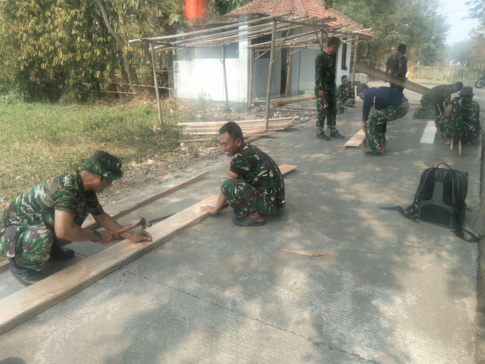 Sinergi Anggota TNI dalam Membangun Infrastruktur Bekisting di Sumur Bandung