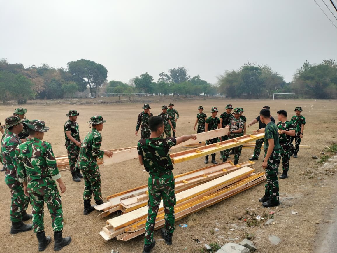 Satgas TMMD ke-130 Mobilisasi Bekisting untuk Tingkatkan Proyek Konstruksi di Tangerang