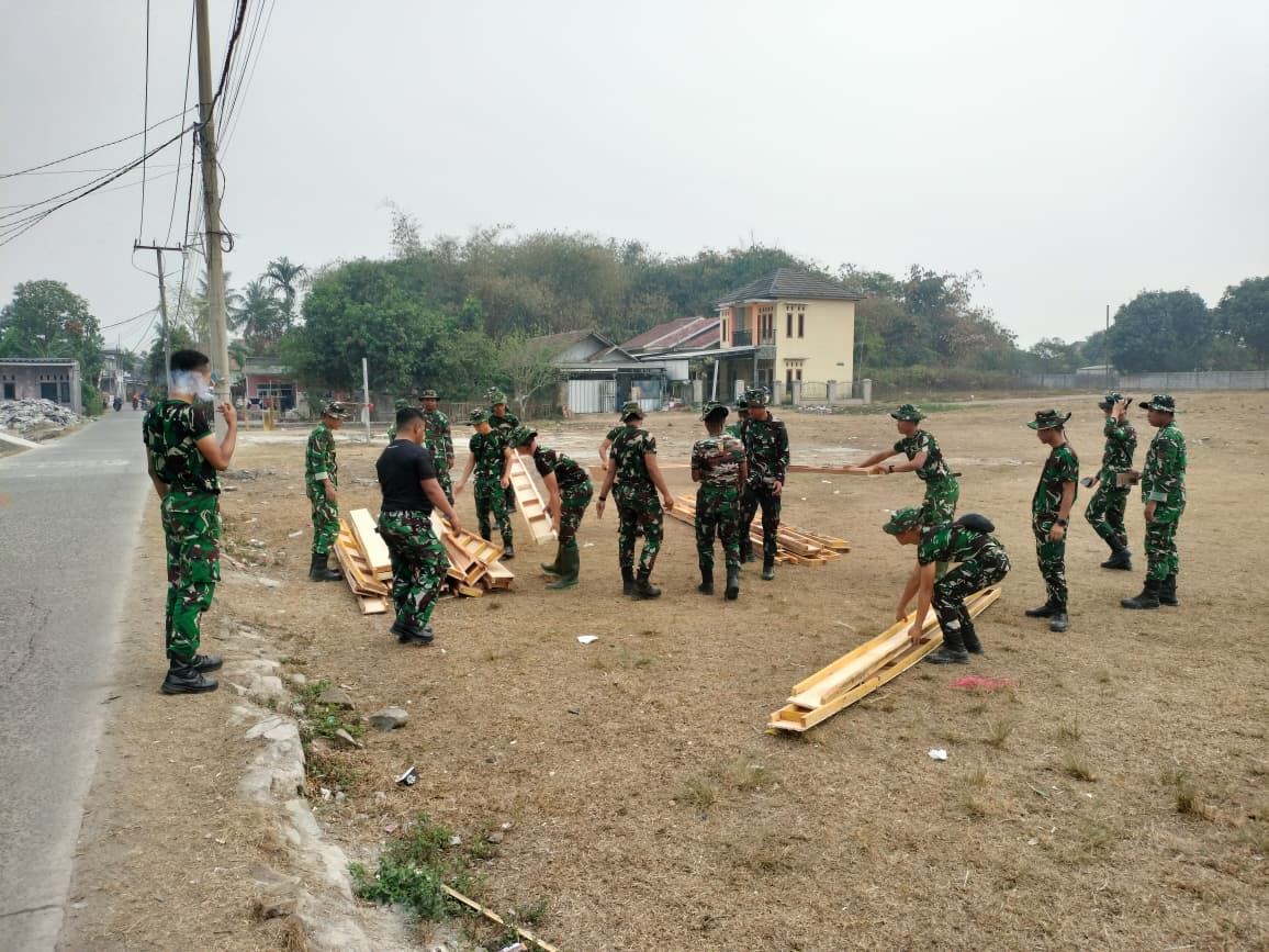 Pengangkutan Bekisting sebagai Pendorong Utama Proyek TMMD di Desa Sumur Bandung