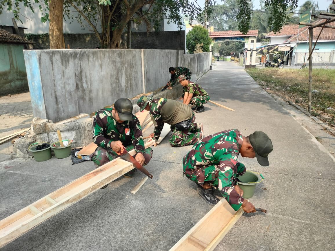 TNI Perkuat Pembangunan Infrastruktur Melalui Proyek Bekisting di Desa Sumur Bandung