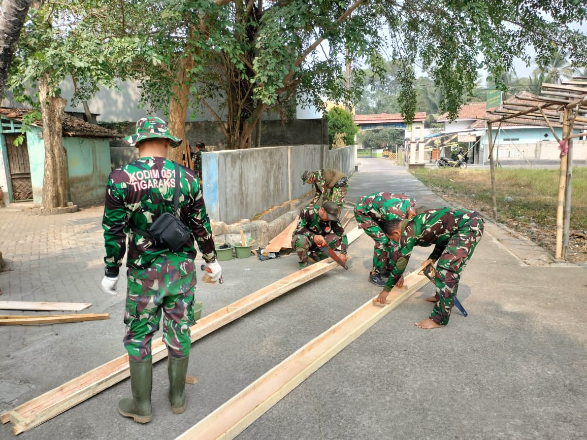 Kepedulian Tim TMMD ke-130 Perkuat Kualitas Bekisting untuk Pembangunan Berkelanjutan