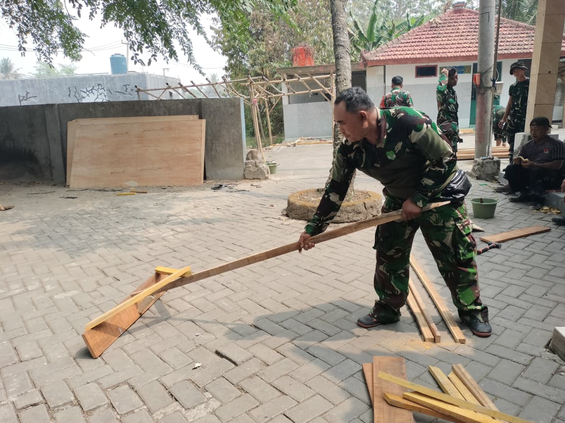 TNI Bersama Masyarakat Ciptakan Alat untuk Percepatan Pembangunan di Sumur Bandung