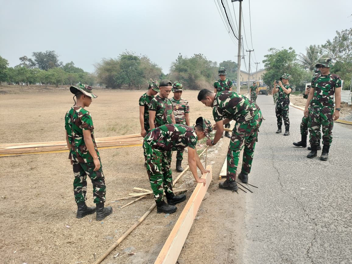 Revitalisasi Fasilitas Desa melalui Pemasangan Bekisting oleh Satgas TMMD