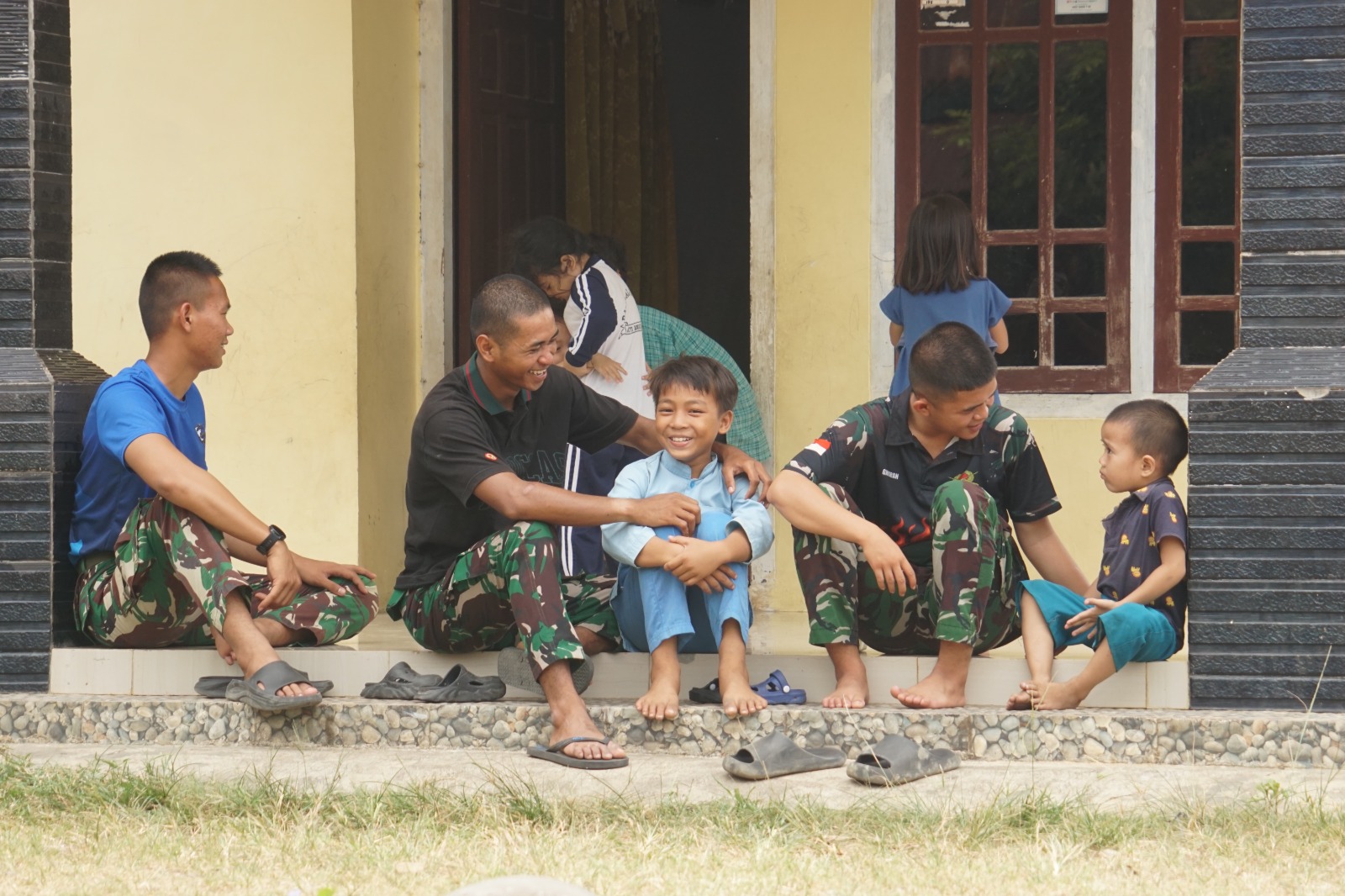 Keceriaan Anak-Anak saat Satgas TMMD 130 Tiba di Kandang Limun