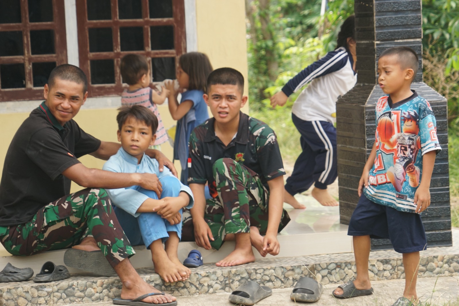 Antusiasme Anak-Anak Kandang Limun Menyambut Tim TMMD dengan Kegembiraan