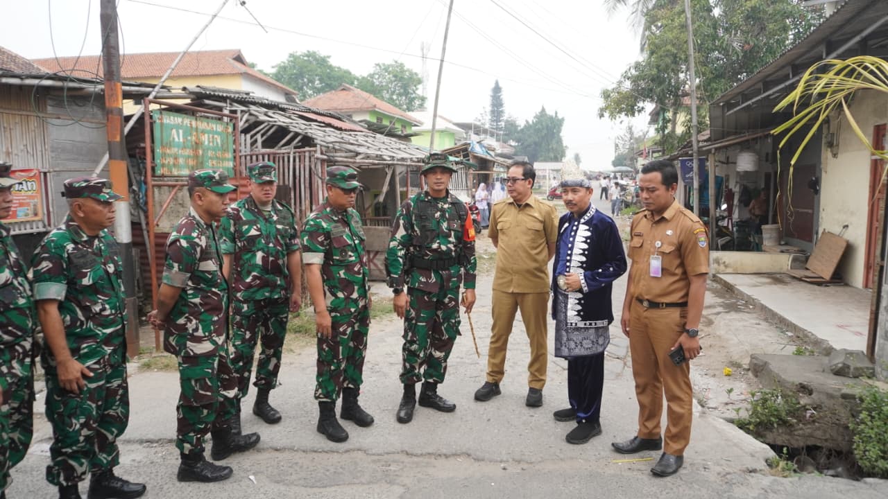 Kolonel Anto Sudiatna Pantau Proyek Jalan TMMD di Jayanti, Tangerang