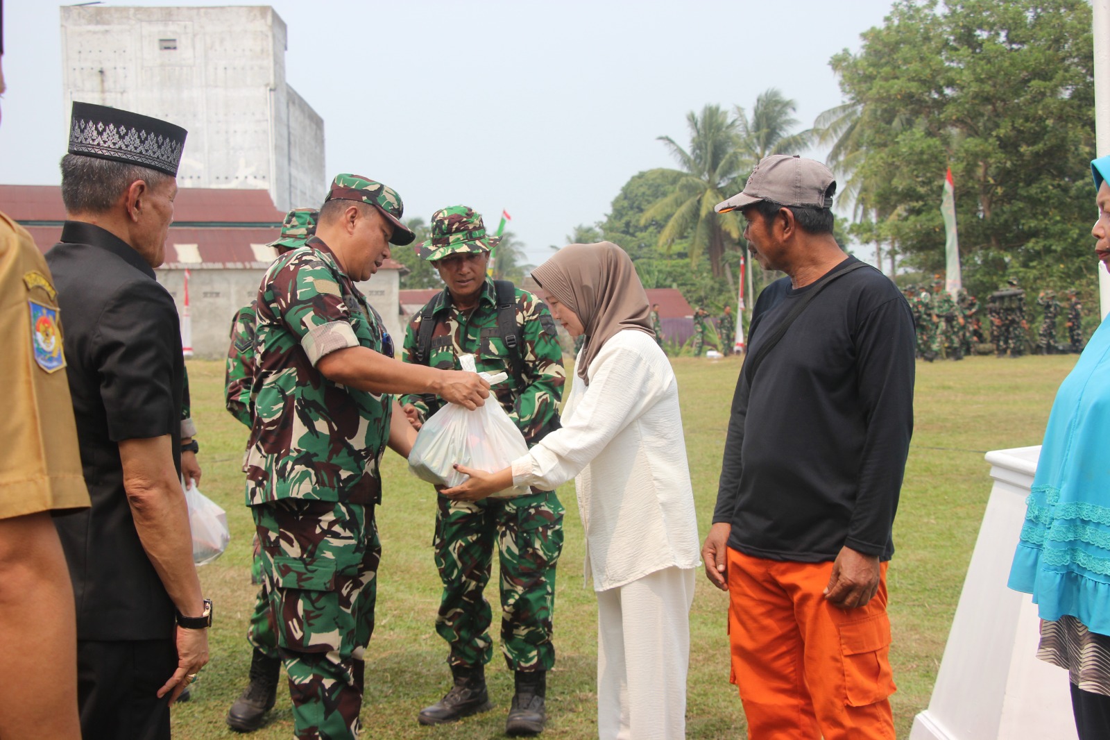 TMMD ke-130: TNI Gelar Aksi Sosial dengan Penyaluran Sembako di Kandang Limun