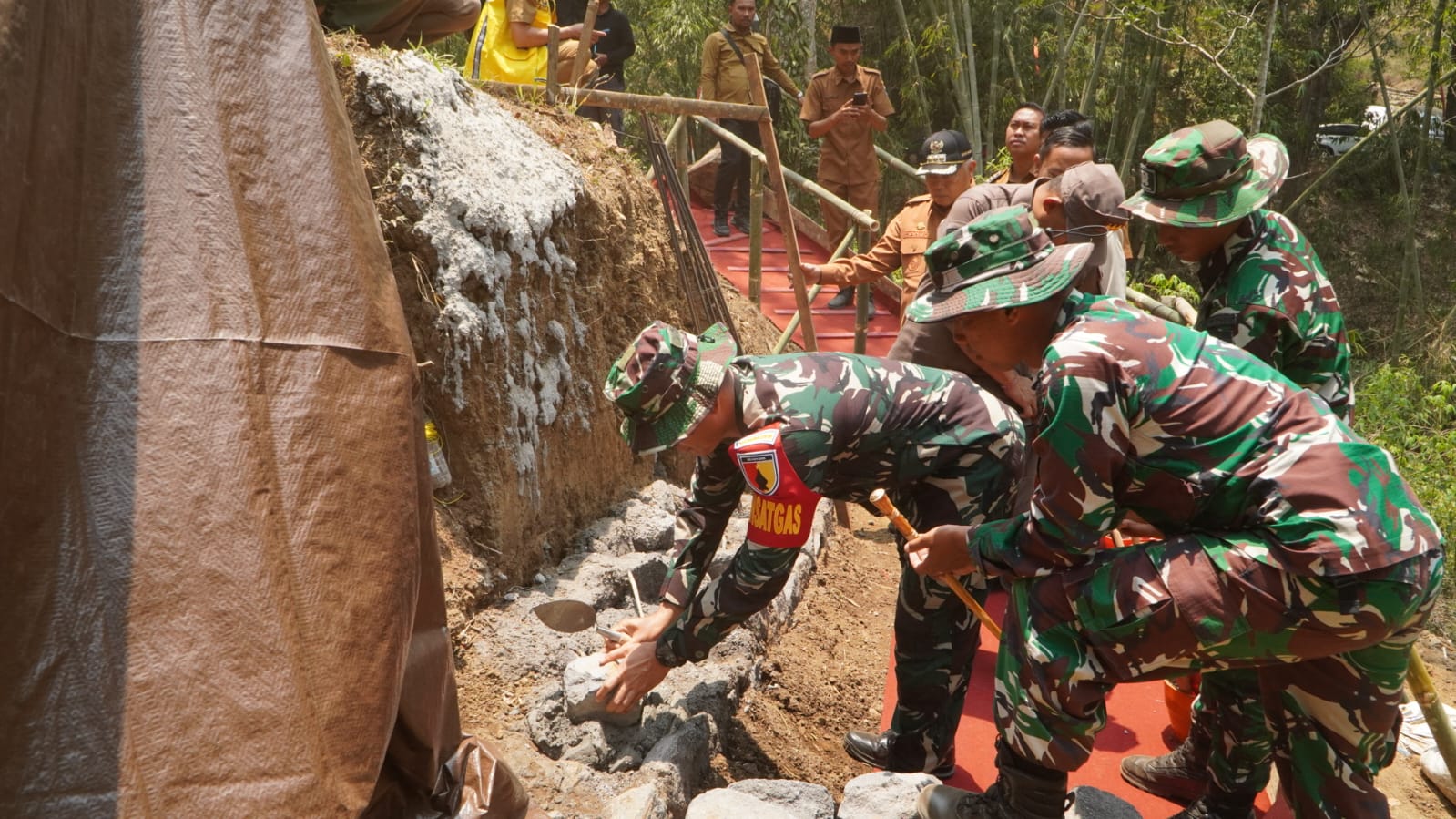 Peluncuran TMMD 130 oleh Bupati Malang, Batu Pertama Dinding Penahan Tanah Diletakkan