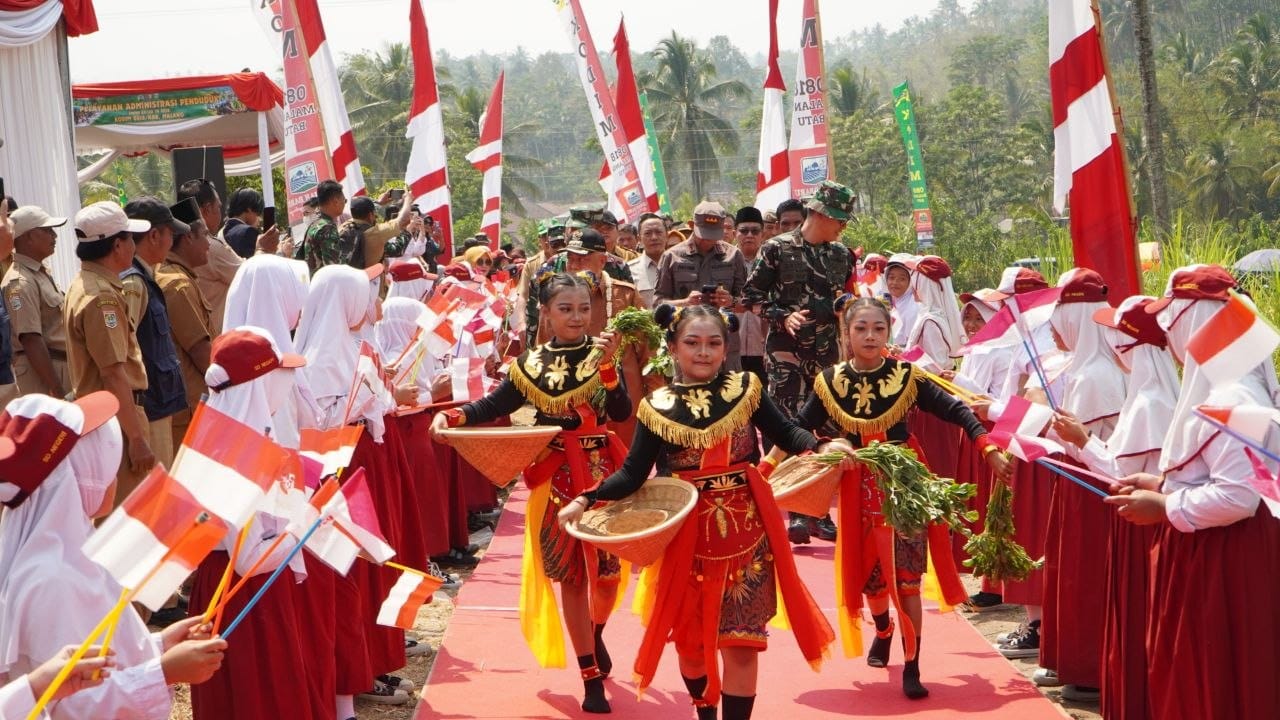 Siswa SD Taji Rayakan Pembukaan TMMD ke-130 dengan Tarian Tradisional