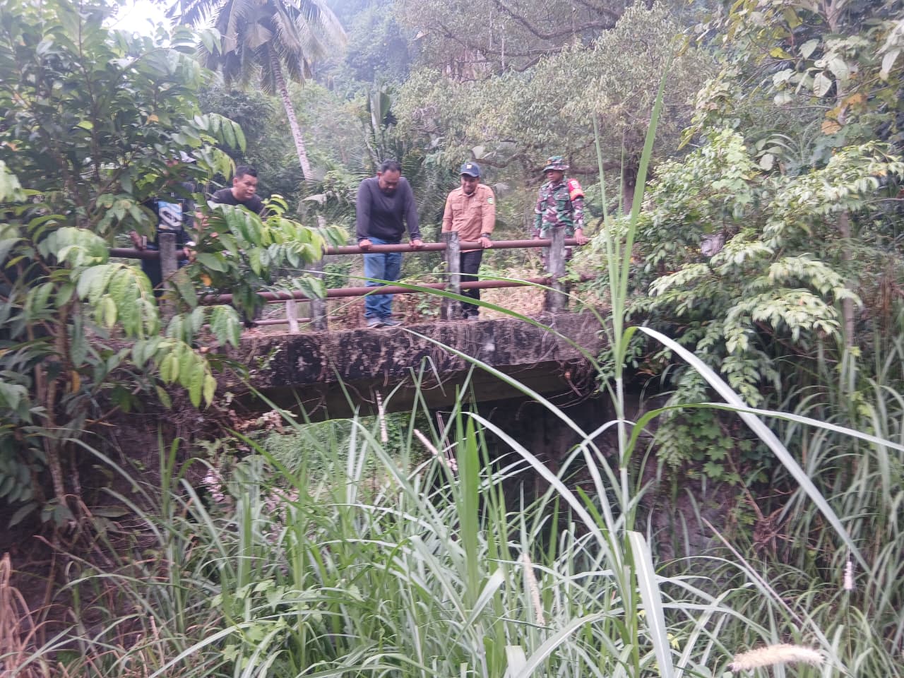 Satgas TMMD Perbaiki Jembatan Penting untuk Mendorong Aktivitas Warga Desa Cendana