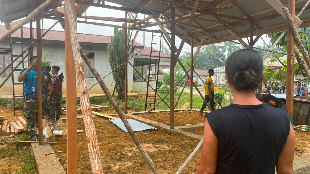 Kiprah TNI dalam Membangun Rumah Bu Suhanim: Simbol Sinergi Komunitas