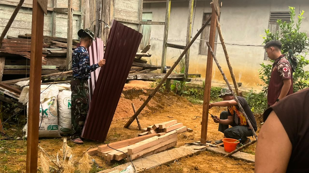 Kiprah TNI Bawa Keceriaan bagi Bu Suhanim dalam Renovasi Rumahnya