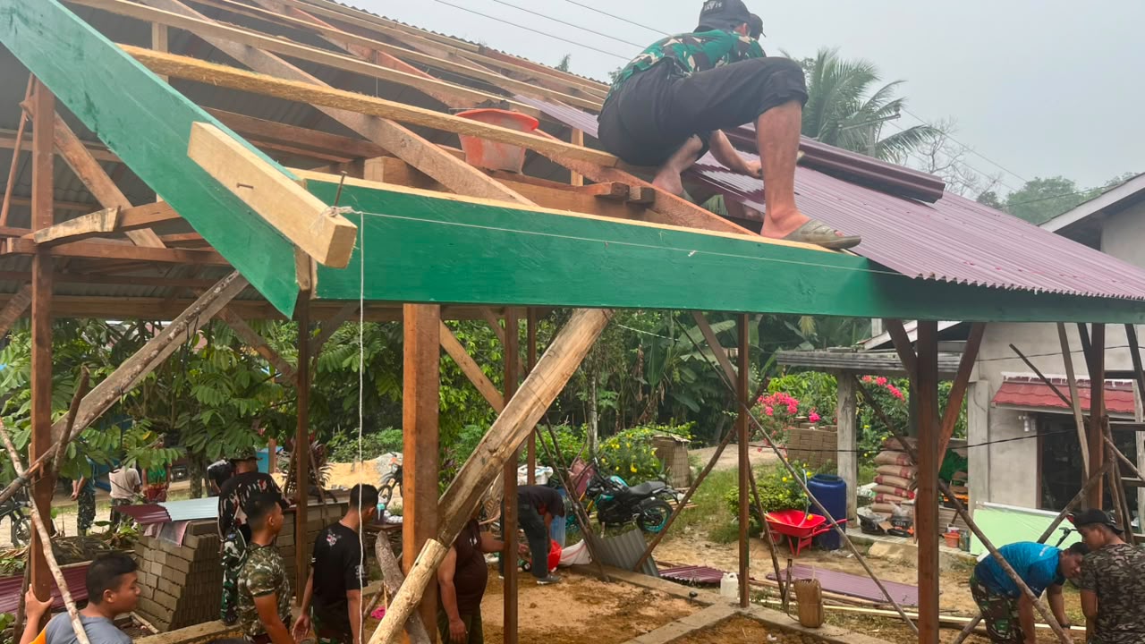 Keluarga Bu Suhanim Rayakan Proses Pembangunan Rumah Bersama Prajurit TNI