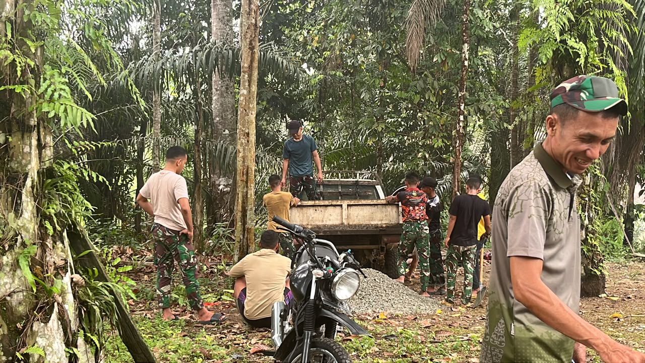 Kompak dan Enerjik, Prajurit Satgas TMMD Angkut Material untuk Pembangunan