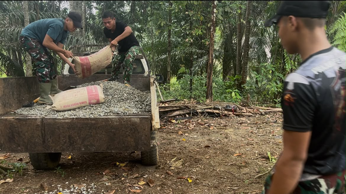 TNI Satgas TMMD Ke-130 Kodim 1210/Landak Akselerasi Proyek Melalui Pemenuhan Material